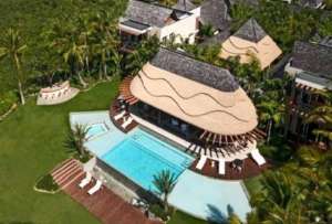 La lujosa Villa La Caracola, ubicada en Cap Cana, figura entre las propiedades vinculadas a la investigaci&oacute;n contra Maduro y est&aacute; actualmente abandonada.