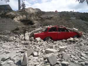 El muro cay&oacute; sobre veh&iacute;culos que se encontraban estacionados. Foto: Elizabeth Maggi / El Tel&eacute;grafo 