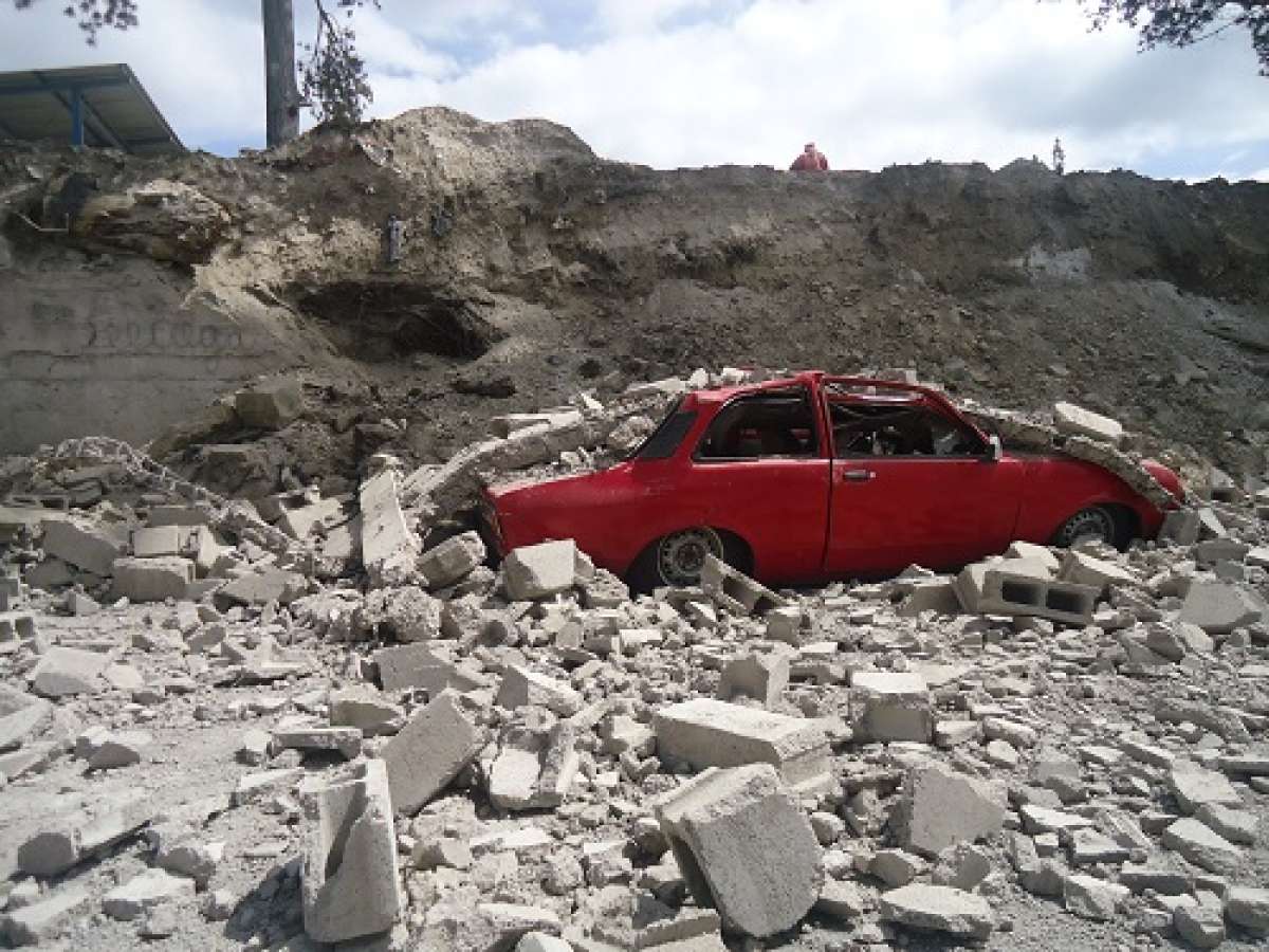 El muro cay&oacute; sobre veh&iacute;culos que se encontraban estacionados. Foto: Elizabeth Maggi / El Tel&eacute;grafo 