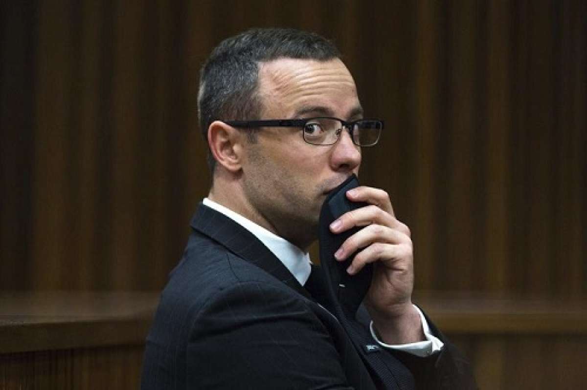  El atleta paral&iacute;mpico Oscar Pistorius asiste a su juicio por el asesinato de su novia, la modelo Reeva Steenkamp, en el Tribunal Superior de Pretoria (Sud&aacute;frica). Foto: EFE