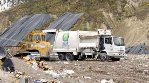 Un cami&oacute;n recolector descarga la basura, mientras que un tractor distribuye las cargas, en forma de terrazas. Foto: ROBERTO CHAVEZ |  El Tel&eacute;grafo