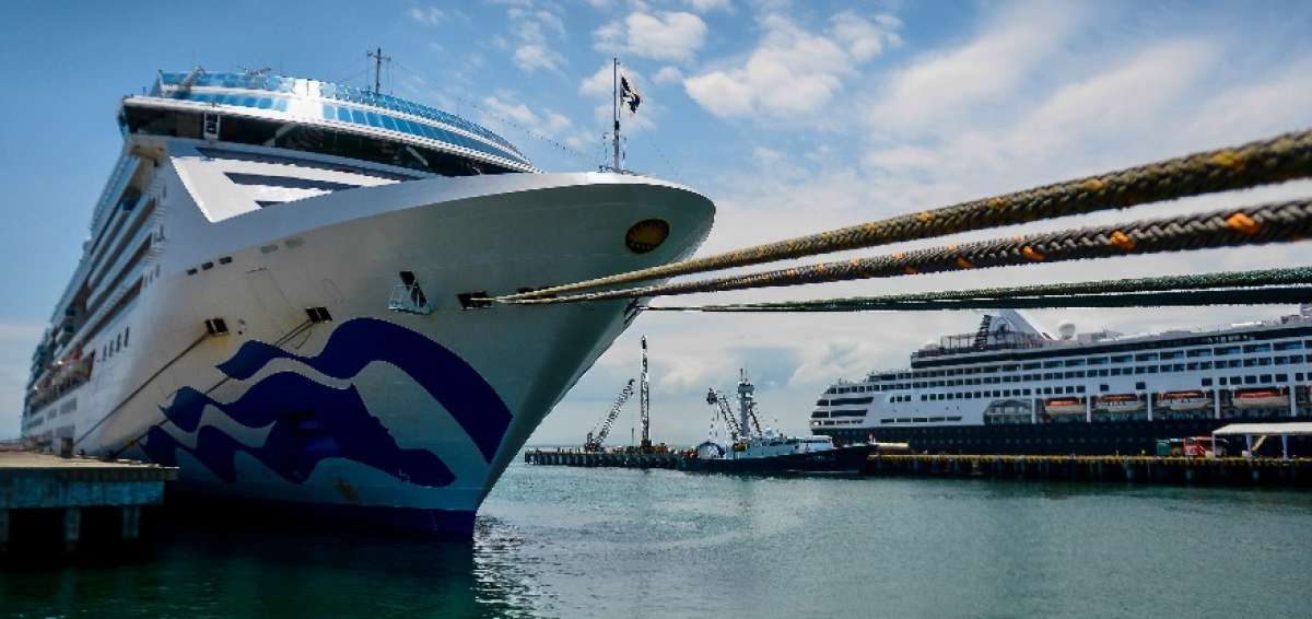 Las embarcaciones acoderaron en el muelle de Manta.