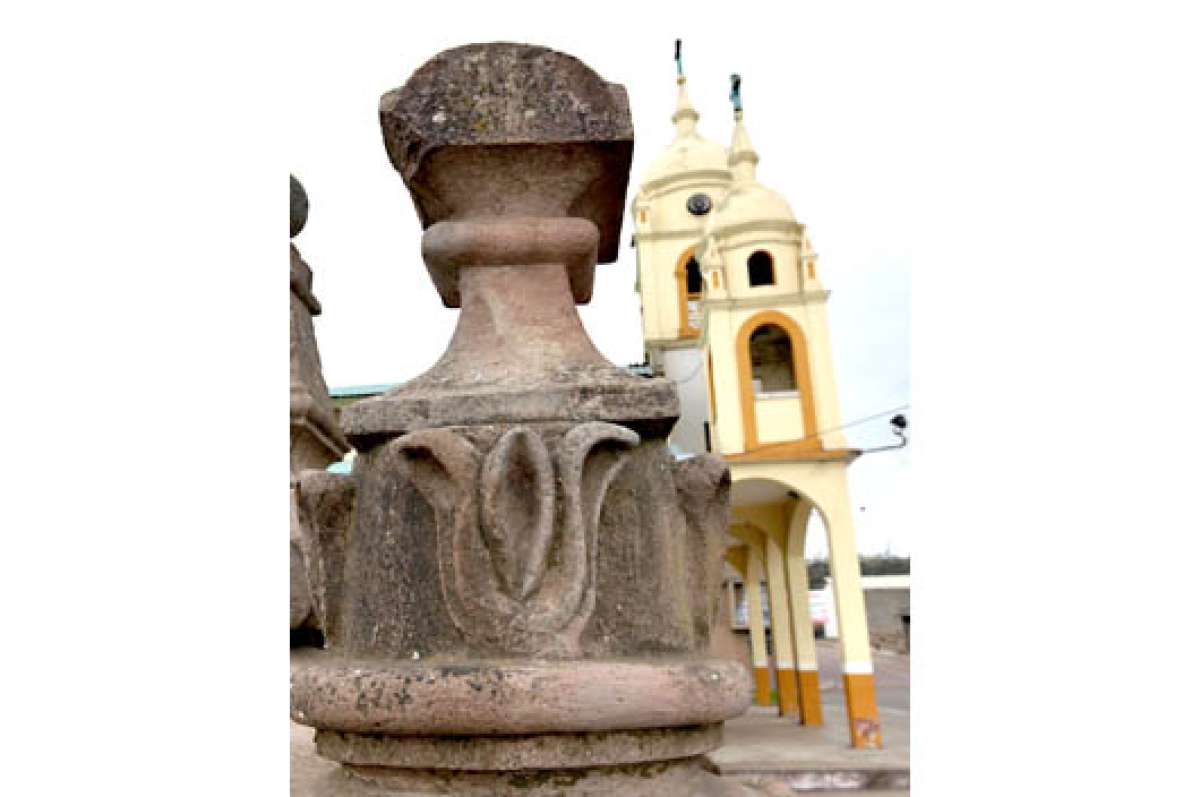 En primer plano, los restos de la antigua iglesia que todav&iacute;a permanecen en esta barriada cerca al nuevo templo. Foto: ROBERTO CH&Aacute;VEZ | El Tel&eacute;grafo