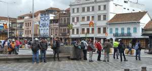 La presencia de personas en busca de trabajo se ha convertido en una imagen cotidiana tras la reapertura de la remodelada plaza cuencana.