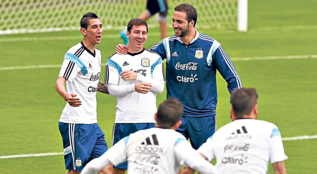De izquierda a derecha, &Aacute;ngel Di Mar&iacute;a, Lionel Messi y Gonzalo Higua&iacute;n, durante una pr&aacute;ctica de la selecci&oacute;n argentina en Houston, Estados Unidos. Foto: internet