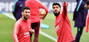 El argentino Lionel Messi (i) y el uruguayo Luis Su&aacute;rez conversan en un entrenamiento del FC Barcelona en el estadio Anfield de Liverpool.