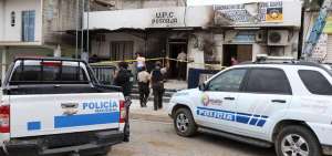 Una turba enardecida sac&oacute; a tres detenidos de la UPC de Posorja y los linch&oacute;, el 16 de octubre de 2018.