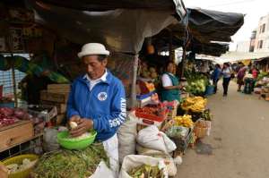 En el mercado Sim&oacute;n Bol&iacute;var se pueden encontrar, adem&aacute;s del pescado salado, choclo, sambo, cebolla, l&aacute;cteos y ali&ntilde;os para la fanesca. Foto: Roberto Ch&aacute;vez│El Tel&eacute;grafo