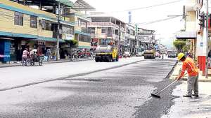 La maquinaria municipal mejora la carpeta asf&aacute;ltica de las calles en varios sectores del cant&oacute;n manabita, con el fin de facilitar la movilidad vehicular. Foto: Rodolfo P&aacute;rraga / El Tel&eacute;grafo