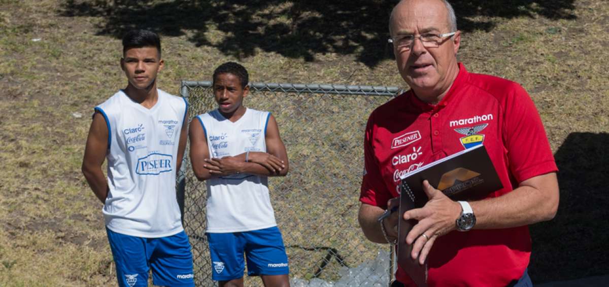 Jorge C&eacute;lico (der.), coordinador general de las divisiones formativas de Ecuador, dirigir&aacute; a la selecci&oacute;n absoluta en las dos &uacute;ltimas fechas de las eliminatorias.