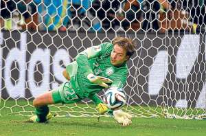 El espigado guardameta Tim Krul en el momento en que ataja el penalti que le dio la clasificaci&oacute;n a Holanda a las semifinales del Mundial Brasil 2014.  Foto: AFP.