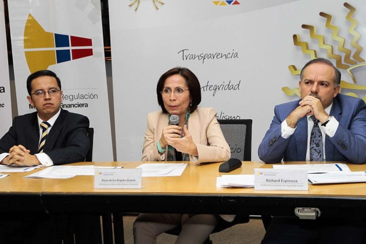 Los titulares de los ministerios Coordinador de la Pol&iacute;tica Econ&oacute;mica, de Vivienda y del Biess anunciaron las novedades. Foto: Daniel Molineros / EL TEL&Eacute;GRAFO