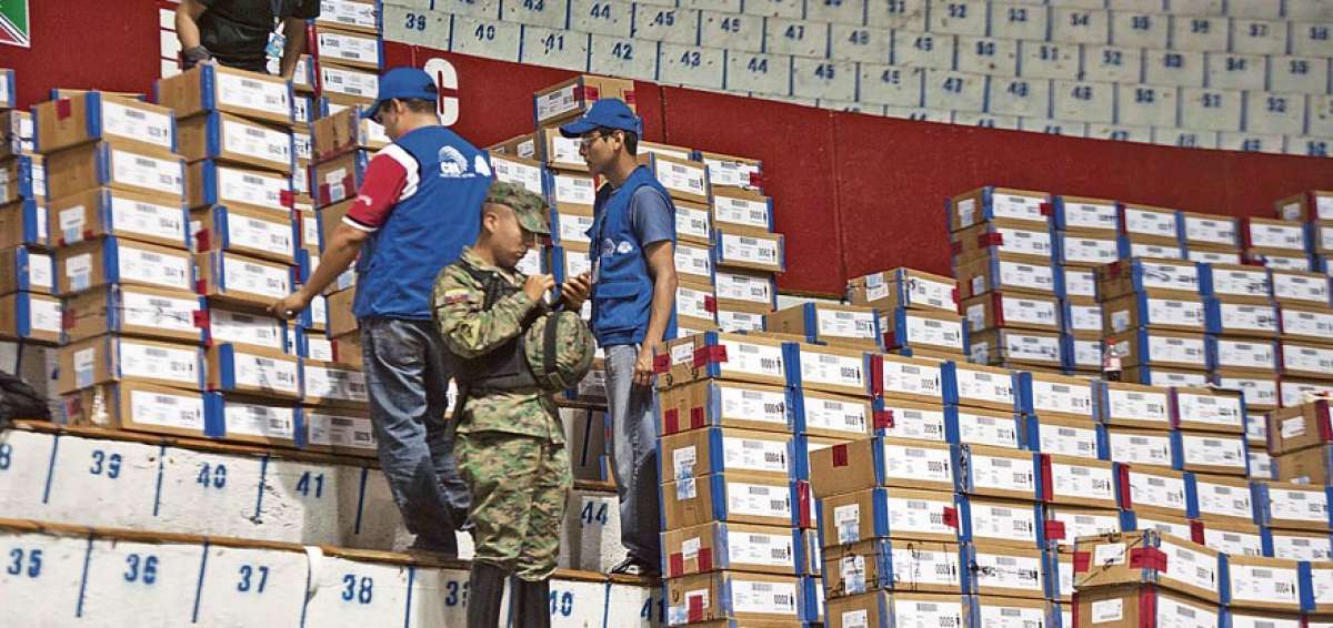 Los paquetes electorales llegan con custodia militar desde las 24 delegaciones provinciales y dos del exterior.