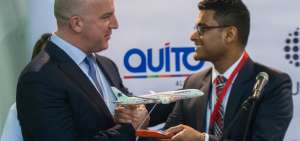 Andrew O'Brian, presidente y director general de Quiport, y Arik De, subdirector de Estrategia y Planeaci&oacute;n de Aerom&eacute;xico.