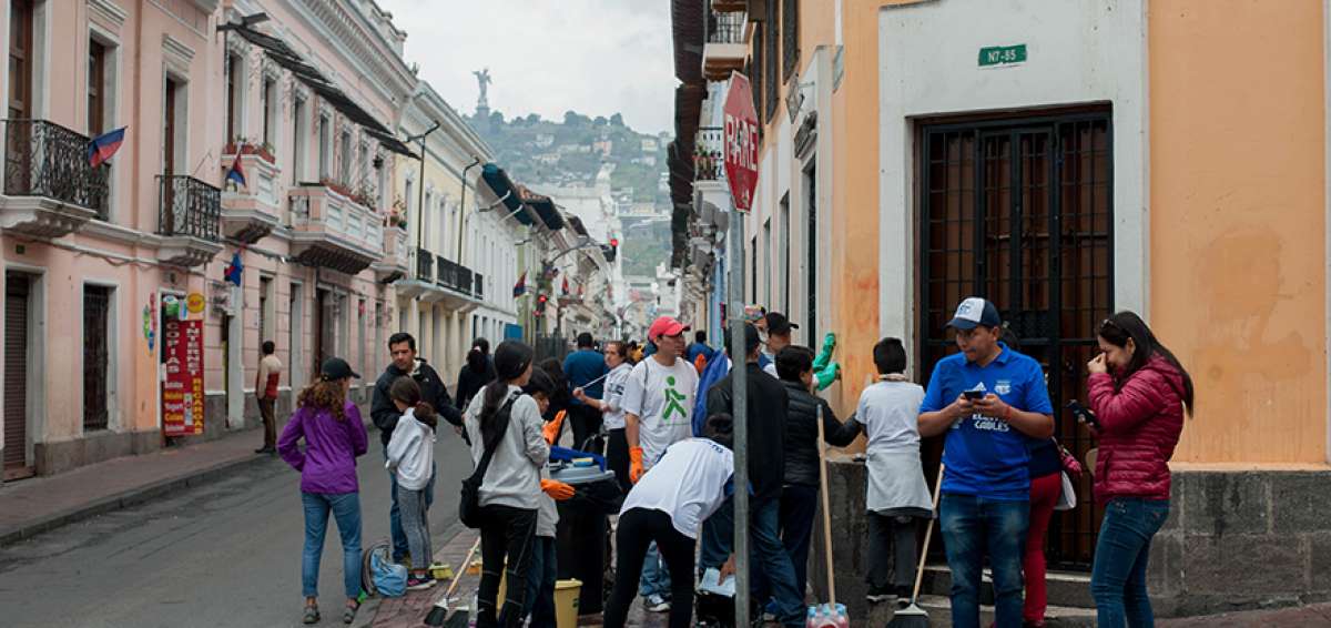En las calles del Centro Hist&oacute;rico, los participantes pintaban las paredes para borrar los grafitis de las casas. 
