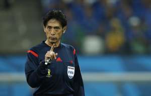 El japon&eacute;s Yuichi Nishimura ha sido muy criticado por el arbitraje de ayer en el partido inaugural. Foto: AFP