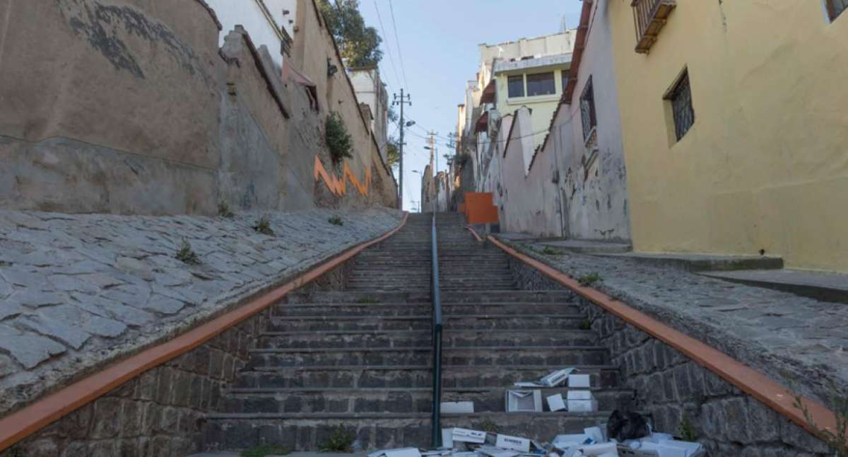 El trabajo en la calle Mideros consisti&oacute; en pintar los filos, parte de las paredes y colocar barandas en el centro.