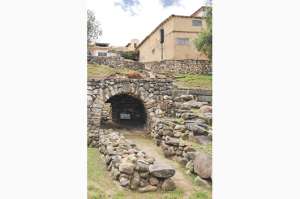 Viejas ruinas de Todos Santos, que seg&uacute;n los historiadores esta fue una c&aacute;mara construida con piedra labrada. Foto: Jos&eacute; Luis Llivisaca / El Tel&eacute;grafo