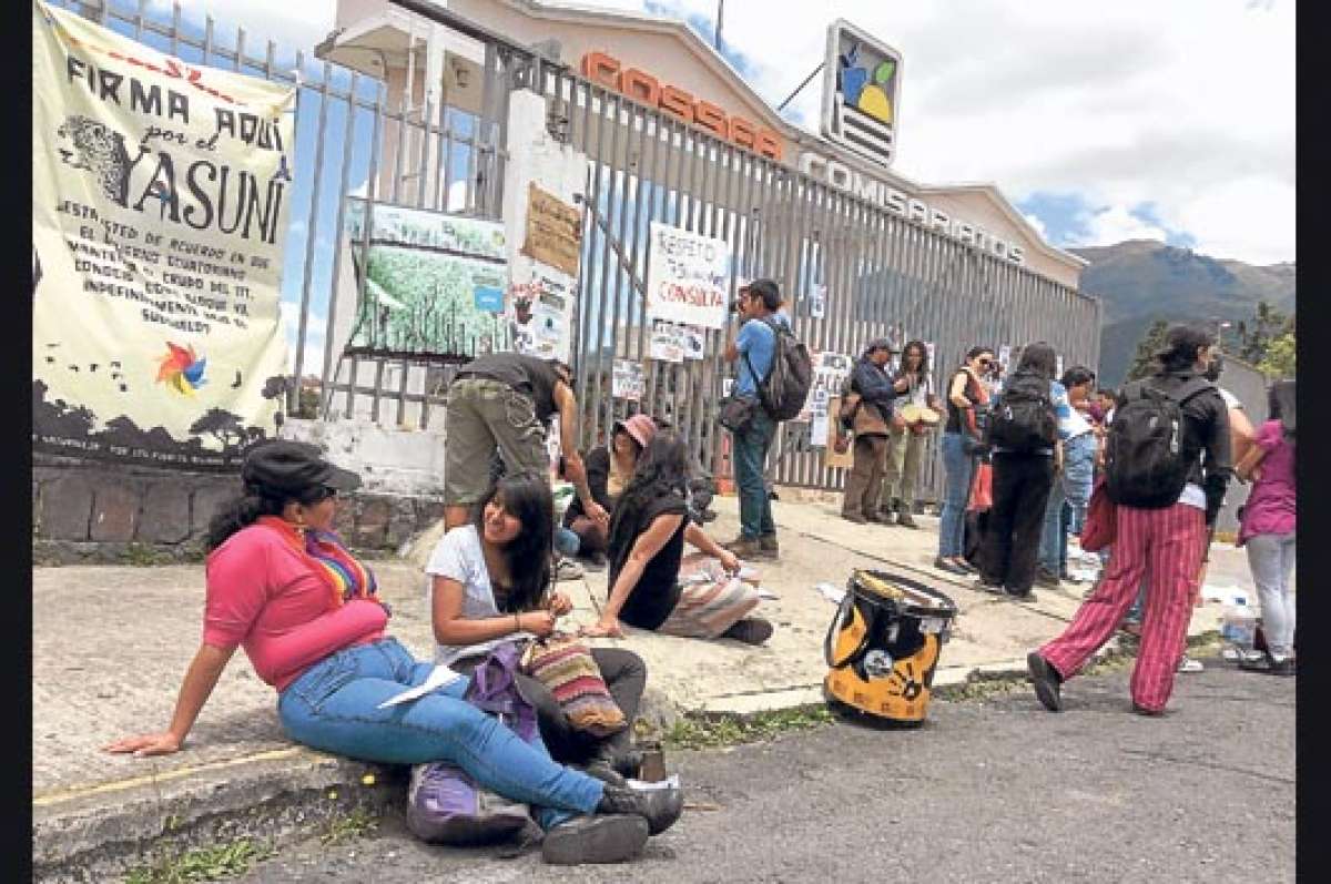 Alrededor de 30 yasunidos se apostaron en las afueras del Comisariato del Ej&eacute;rcito para declararse en resistencia frente al proceso de revisi&oacute;n. Foto: MICHELLE GACHET / EL TEL&Eacute;GRAFO