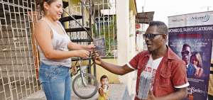 En el suburbio de Guayaquil, Eliana Mej&iacute;a le compr&oacute; a Jackson Jickson una de las pel&iacute;culas que el emprendedor vende a $ 1. Ella afirm&oacute; que &ldquo;es talento ecuatoriano y por eso debemos apoyarlo&rdquo;.
