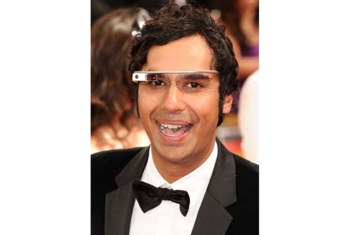El actor Kunal Nayyar, de la serie The Big Bang Theory,   prueba las Google Glass.