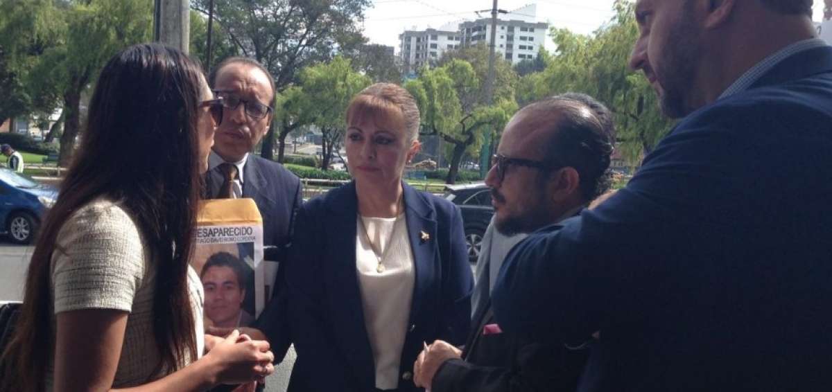La madre de David Romo Alexandra C&oacute;rdova, acompa&ntilde;ada de su abogado, Milton Castillo, lleg&oacute; a la diligencia. 