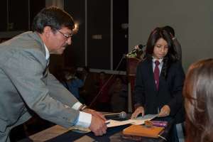 Jahiren Noriega firma el acta de posesi&oacute;n como presidenta del consejo estudiantil. Foto: Miguel Jim&eacute;nez/ EL TEL&Eacute;GRAFO.