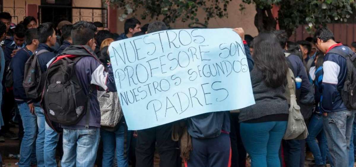 Los alumnos del plantel se concentraron en los exteriores, en donde organizaron una asamblea con los padres.