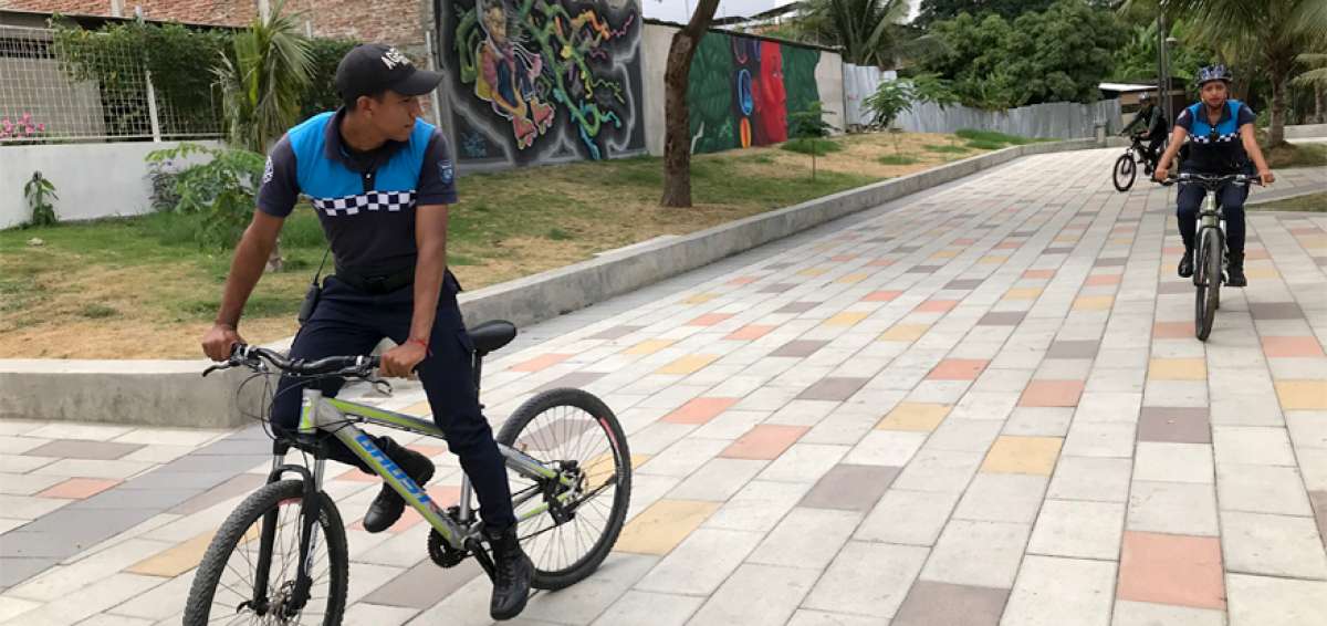 En el interior del parque Las Vegas, centro de Portoviejo, hasta los vigilantes se movilizan en bicicleta para controlar la seguridad de los ciudadanos.