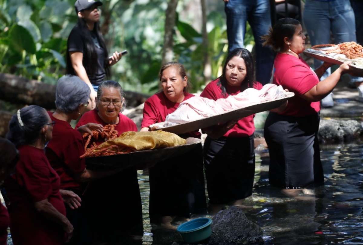 Mujeres lavan vestimentas de Jes&uacute;s como parte de una tradici&oacute;n centenaria