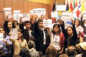 Este martes grupos y activistas en favor de los derechos sexuales y de las minor&iacute;as se manifestaron pac&iacute;ficamente en el foro de la Asamblea de la OEA, efectuada en Asunci&oacute;n. FOTO: EFE.
