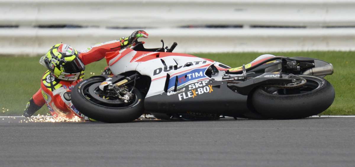 Violento accidente obliga a interrumpir carrera de MotoGP en Silverstone