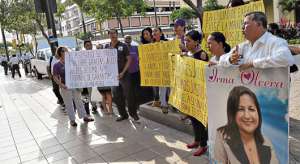 En julio pasado, los familiares de la mujer realizaron un plant&oacute;n en los bajos de la Corte Provincial de Justicia en Guayaquil, antes de la audiencia de apelaci&oacute;n. Archivo / El Tel&eacute;grafo