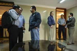 En la c&aacute;mara de Transportistas, ayer se realiz&oacute; una reuni&oacute;n entre los conductores. Foto: Andr&eacute;s Darquea / EL TEL&Eacute;GRAFO