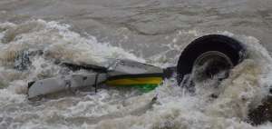Menor fallece tras caer bus al r&iacute;o Paute