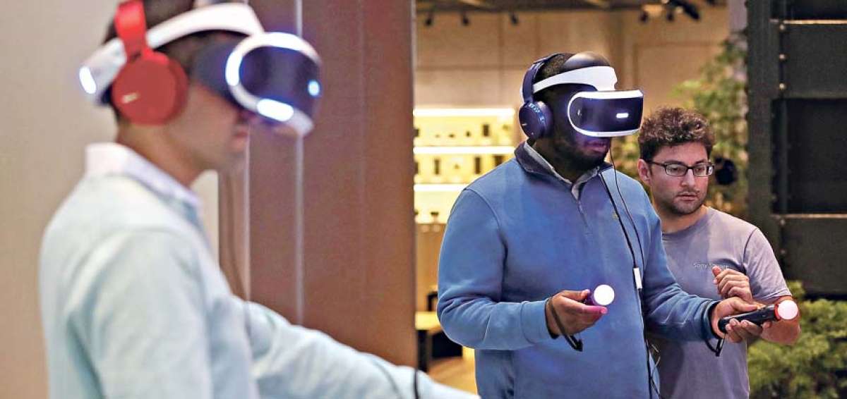 Varios clientes probaron los nuevos cascos de realidad virtual en Nueva York, EE.UU.