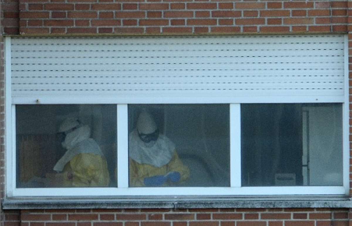 Un contacto de la sanitaria espa&ntilde;ola con &eacute;bola tiene fiebre y se le har&aacute;n pruebas