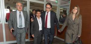 Cl&eacute;ver Jim&eacute;nez y Fernando Villavicencio (abrazados) al salir de la audiencia de juicio que se cumpli&oacute; en la Corte Nacional de Justicia, en Quito.