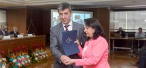 Roger Cusme, acompa&ntilde;ado de su esposa, Marilyn Encalada, tras recibir la acci&oacute;n de personal, a trav&eacute;s de la cual se oficializa su designaci&oacute;n de conjuez.