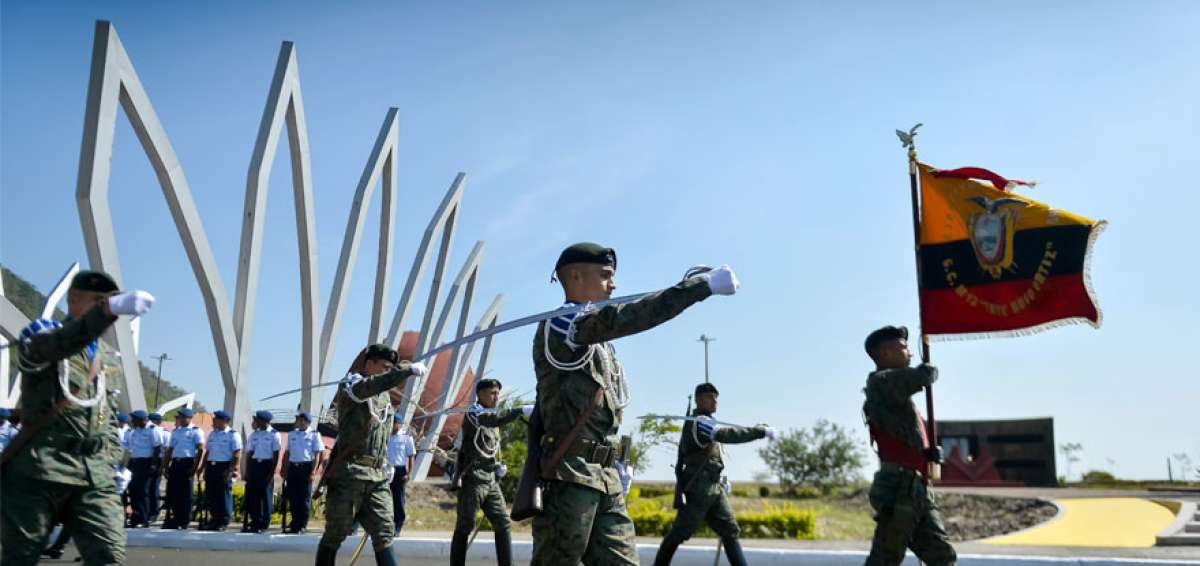 En el complejo C&iacute;vico Cultural Ciudad Alfaro, al pie del cerro de Montecristi, se realiz&oacute; la parada militar por la celebraci&oacute;n del d&iacute;a del liberalismo.