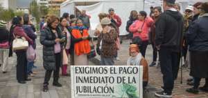 En Quito, la huelga de hambre de un grupo de jubilados contin&uacute;a, pues no aceptan este m&eacute;todo de pago.