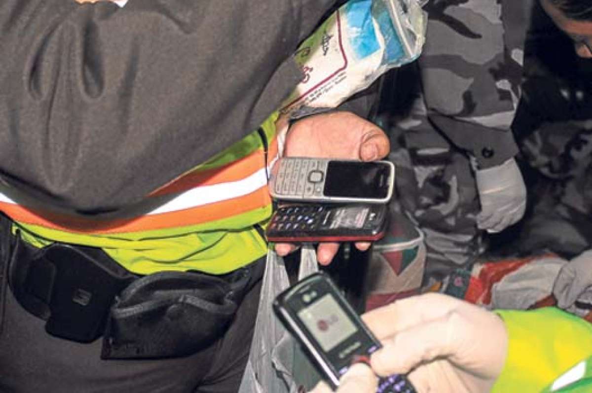 Hallan celulares en c&aacute;rcel femenina