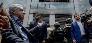 El Presidente de la Rep&uacute;blica visit&oacute; la zona aleda&ntilde;a a la Contralor&iacute;a, en donde constat&oacute; los da&ntilde;os sufridos por negocios durante las manifestaciones.