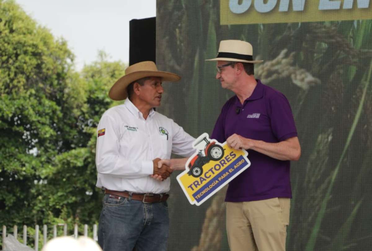 Productores recibieron tractores, t&iacute;tulos de tierra e insumos en Guayas.