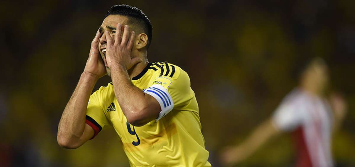 Radamel Falcao se lamenta despu&eacute;s de que Arnaldo Sanabria marc&oacute; el gol del triunfo paraguayo en Barranquilla.
