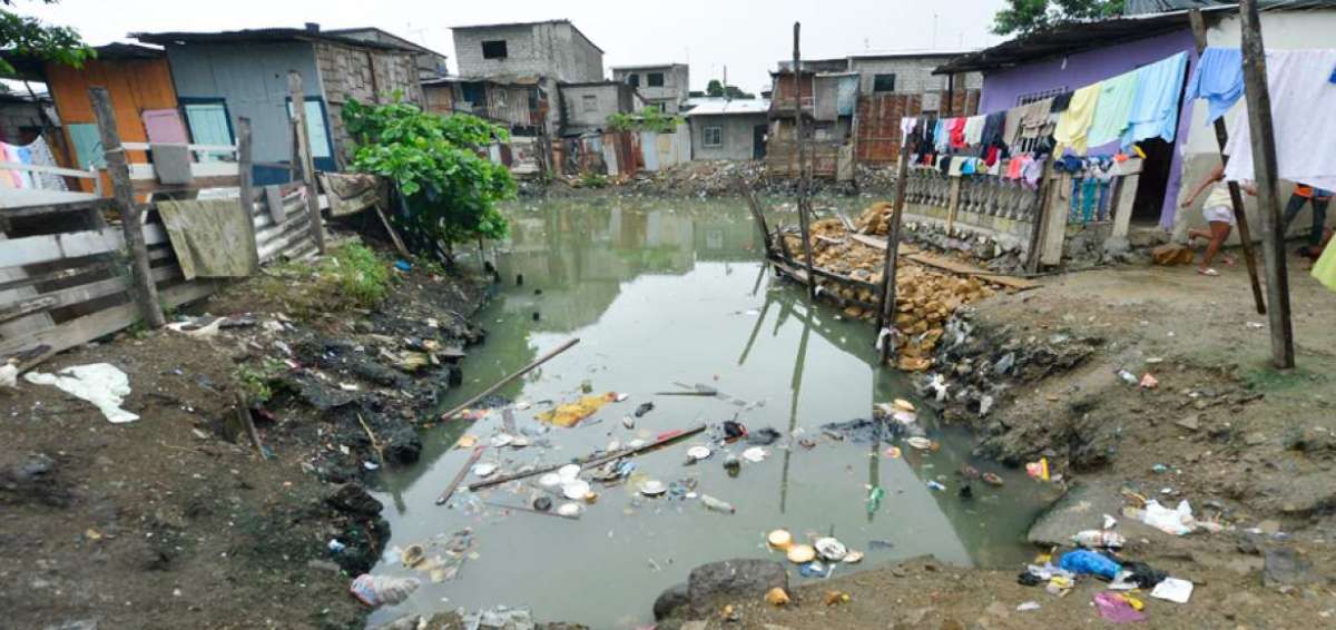 La contaminaci&oacute;n del brazo de mar se evidencia todav&iacute;a en el suburbio de Guayaquil.