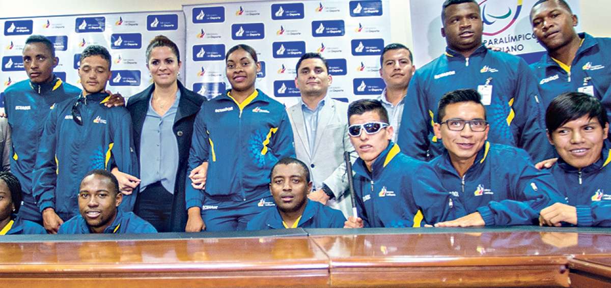 Los exponentes recibieron palabras de aliento de la ministra del Deporte, Andrea Sotomayor (arriba, tercera desde la izquierda), en el acto de despedida. 