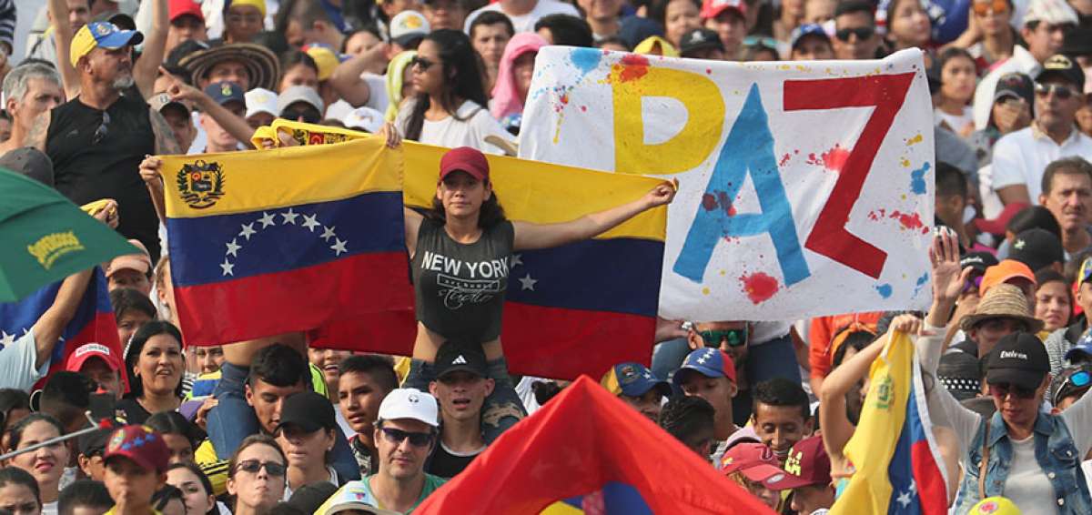 Al menos 400.000 personas habr&iacute;an llegado a la frontera de Venezuela, desde el lado colombiano, para asistir al concierto organizado por Ricard Branson.