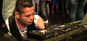 Jos&eacute; Vera, el DJ guayaquile&ntilde;o que le pone ritmo a la vida
