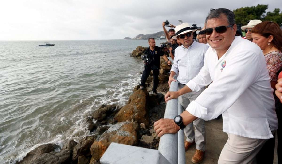 El Primer Mandatario inaugur&oacute; hoy el nuevo malec&oacute;n de la localidad. Foto: Presidencia 
